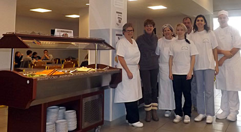 Mme Haas et M. Eggenswiller entourés de l'équipe des agents, fiers de nous présenter le nouveau bar à salade. (photos TaLuÇa G.A.)