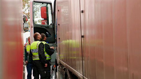 Die Autobahnpolizei in Thüringen hat Abfalltransporte im Visier. Unzureichende Verpackung, falsche oder fehlende Dokumente und nicht selten auch falsch deklarierte Lieferungen sind dabei keine Seltenheit.