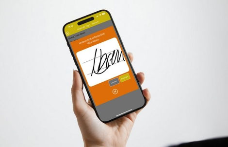 Eine Hand präsentiert ein Smartphone mit geöffneter Event-App. Auf dem Display ist zu erkennen, dass auf dem Smartphone eine Unterschrift geleistet wurde.