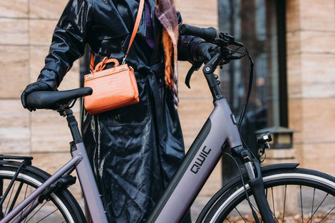 Eine Frau hinter dem QWIC Premium e-Bike