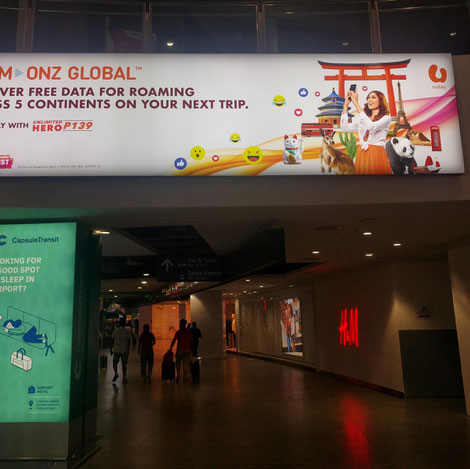 マレーシア国際空港での海外仕様携帯電話の広告。鳥居と招き猫がフォトジェニックだとして、日本ならどこにでもありますね。