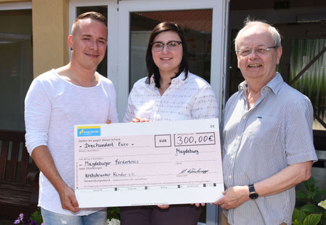 v.l.n.r. Martin Wischeropp (Vorsitzender JuLis Magdeburg-Börde), Susanne Konczalla (stv. Vorsitzende JuLis Magdeburg-Börde) und Prof. Dr. Uwe Mittler (Vorsitzender Stiftung "Elternhaus")