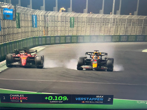 Bild 6: Leclerc und Verstappen bremsen gleichzeitig, um an der DRS Linie nicht vorne zu sein. Quelle: F1TV