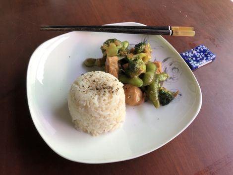 Healthy Chinese and chicken vegetable stir-fry with brown rice