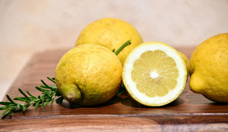 Zest der Zitrone, Zitronen ein Würzmittel, Backen mit Zitrone