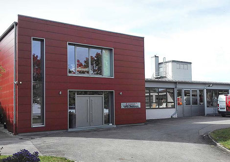 2009 – aufgestocktes, renoviertes und erweitertes Bürogebäude mit modernem Showroom