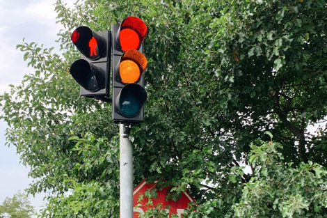 青空のもとに3車線を示す道路標識。