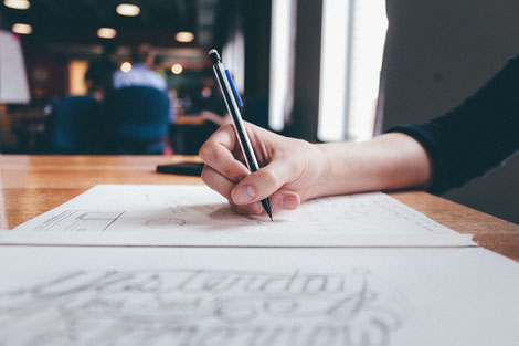 Handschrift, Papier und Stift, Kreatives Schreiben im Café