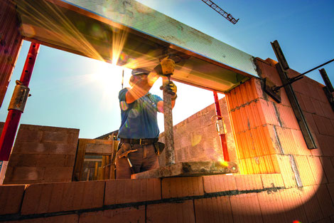 Bei einem Fertighaus werden vorgefertigte Elemente auf der Baustelle zusammengefügt. Foto: pixabay_Fertighaus.jpg © 2211438 / Pixabay
