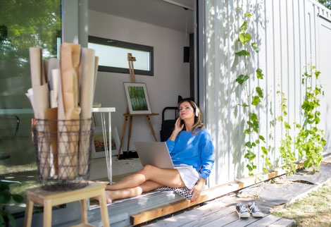 Individuell auf die persönlichen Bedürfnisse eingerichtet bietet She Sheds den optimalen Rückzugsort für die Frau. Bild Quelle: shutterstock_1832511136.jpg