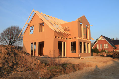 shutterstock_543586492.jpg: Ein Haus in holzrahmenbauweise ist innerhalb kürzester Zeit errichtet. Die Vorarbeit dafür wird in den Handwerksbetrieben geleistet und vor Ort aufgestellt. ©Burkhard Scheper/Shutterstock.com
