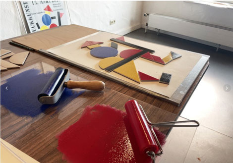Im Bauhausstil: Linoleumdruck mit geometrischen Formen