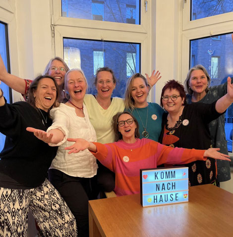 Komm nach Hause - Frauenretreat: Die Veranstalterinnen Carmen Simon, Katja Hahnel, Britta Horsthemke, Anke Wiesbrock, Aira Schöttelndreier, Stefanie Carla Schäfer, Christine Flasche-Nickel und Andrea Difort 