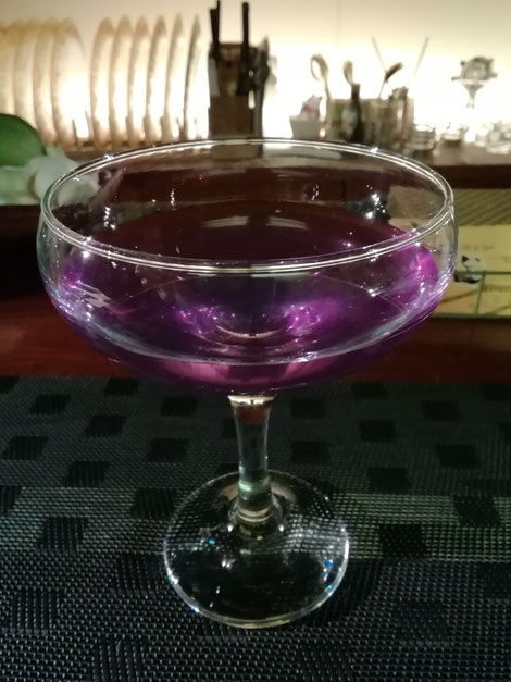 アローン　カフェバー運のオリジナルカクテル。２月誕生石アメジストをイメージした紫色のオリジナルカクテル。