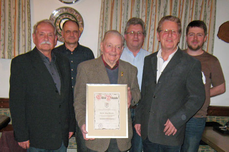 v.l.n.r.: Georg Macek, Manfred Weinzierl, Ehrenoberschützenmeister Josef Kessler, Günther Hillinger, Oberschützenmeister Reinhard Gut, Michael Vedder