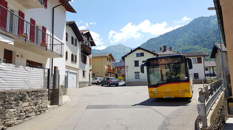Im engen Dorfkern von Carena hat der Bus auf kleinstem Platz gewendet und wartet auf die Rückfahrt