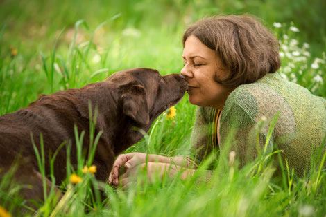 Rebecca Handwerk Nase an Nase mit ihrem Seniorhund im Gras, Mini Guides für Seniorhunde in deinem Tempo