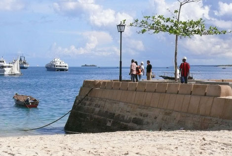 www.klimawandel-report.com; Hafen von Sansibar, Erhöhung der Hafenmauer gegen den steigenden Meeresspiegel, Klimawandel