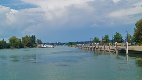 Das MS Stein am Rhein fährt im Hafen von Kreuzlingen ein