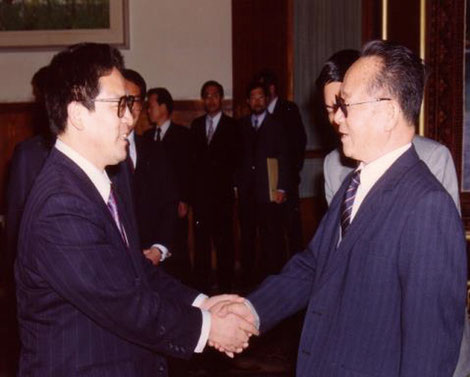 元副首相全国政治協商委員会の谷牧副主席と
