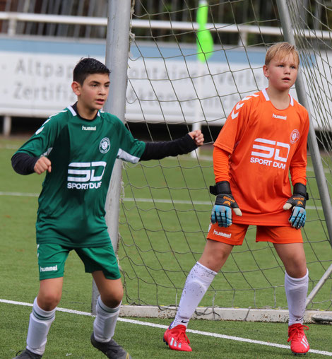 Die VfL-Defensive um Keeper Dylan und Abwehrstratege Cem (Foto)