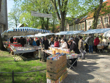 Büchermarkt an der Kirche St. Johann in Billerbeck