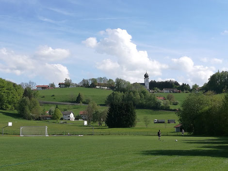 Fußballkultur in Surberg: Sportplatz und Kirche