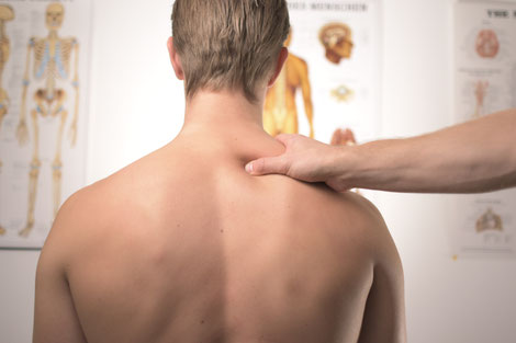 Rückenansicht bei Verspannungen. Robert Schultes Cranio Sacral