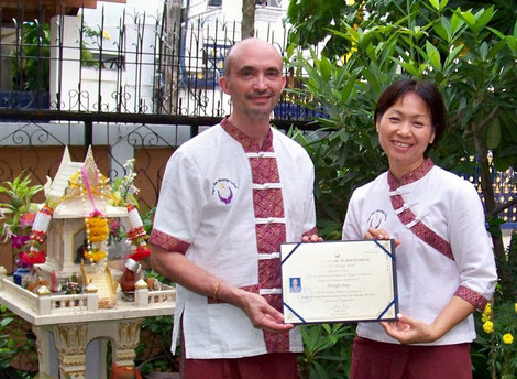 Philippe Aspe avec Professeur Ong, maître de massages traditionnels à Chiangmai, Thaïlande.