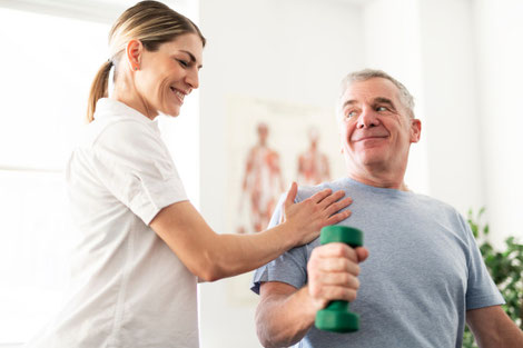 Gute Beziehung zwischen Physiotherapeutin und Patient 