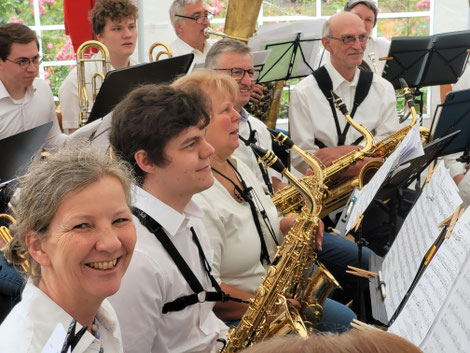 Auch die Musikerinnen und Musiker des MBO hatten Spaß beim Auftritt zum Jubiläum des Vitanas Seniorenzentrum am Rheinufer (Bildrechte: MBO)