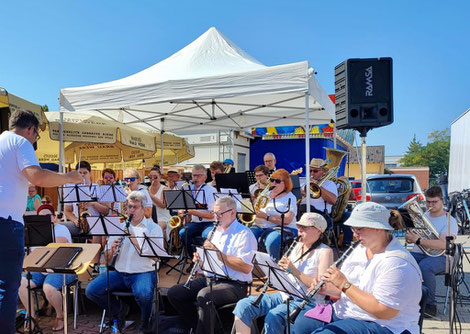 Das Moderne Blasorchester Kurpfalz Oppau (MBO) bei seinem Auftritt am 20.08.23 auf der Oppauer Kerwe (Bildrechte: MBO)