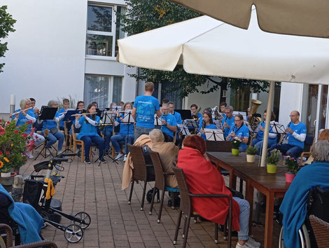 Das Ensemble des MBO spielt zum Freiwilligentag im Paulinenhof (Bildrechte: MBO)