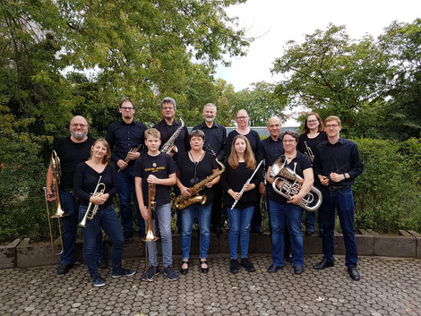 Das Ensemble des Modernen Blasorchesters Oppau nach seinem Auftritt in St. Albert, Pfingstweide (Bildrechte: MBO)