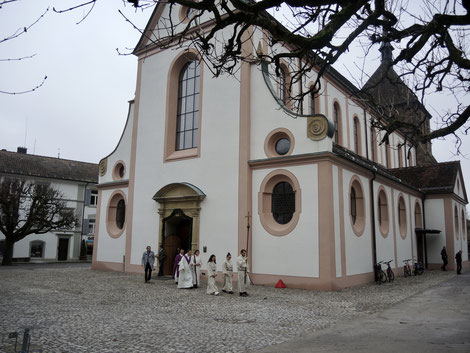 Verenamünster von aussen, mit Ministranten (c) Lovey Wymann