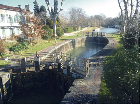 L'écluse de Gardouch vue depuis le pont. A sa gauche : la maison éclusière