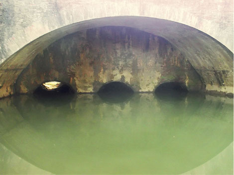 Les trois voûtes du pont-canal ou aqueduc du Gardigeol, vues de l'aval de la rivière (c. à d. façade de sortie). L'arcade que l'on voit au premier plan est la voûte qui porte le chemin de halage parallèle au canal.