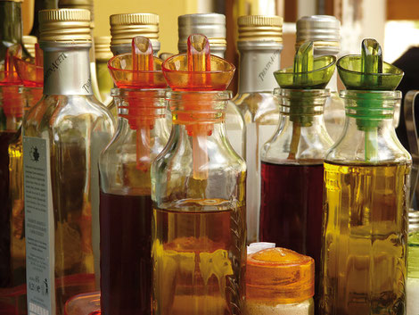 Huiles et vinaigres sont utiles pour donner à un plat toute sa typicité. Dans les étals, le choix désormais pléthorique permet de varier les plaisirs selon l’humeur et la saison. Crédit photo : Pixabay©Hans