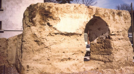 Fig.4 - Vestige du rempart médiéval d’Ayguesvives. Crédit photo : Jean Odol (vers 1960)
