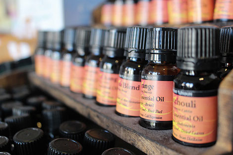 Pour pratiquer un massage à partir d’huile essentielle, il est recommandé de les diluer avec une huile végétale alimentaire ou cosmétique. crédit photo : Pixabay© mitchf1