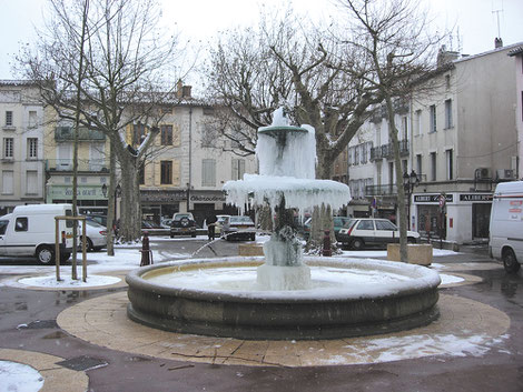 L'hiver à Castelnaudary : l'ancienne place de Verdun et sa fontaine gelée - crédit photo : Couleur Média
