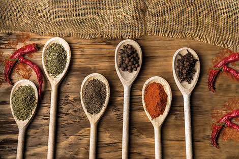 Plus d'une centaine d'épices et aromates ont été répertoriés dans le monde mais il est fort à parier qu'il en existe beaucoup plus. Crédit photo : Pixabay©mattyphotography