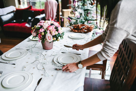 La table, c’est définitivement tout un art ! Chaque détail compte et raconte aux hôtes le soin qu’on a pris à les accueillir. Crédit photo : Pixabay© kaboompics