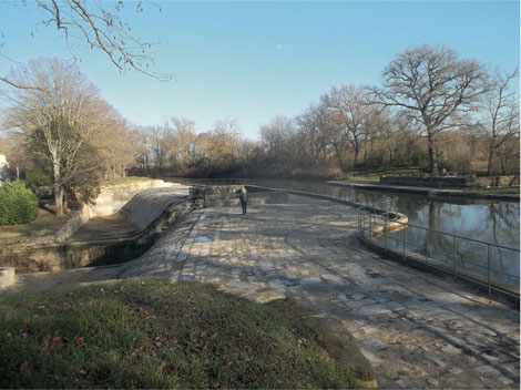 Le pont-canal de l'Hers-mort, avec ses deux déversoirs évacuateurs de crue, au profil très étudié, sur la rive nord du canal.
