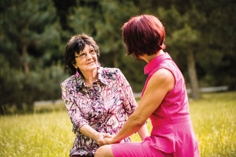 Le soutien moral est aussi important que le soutien physique dans la vie quotidienne d'une personne âgée. Crédit photo : Fotolia©Martinan