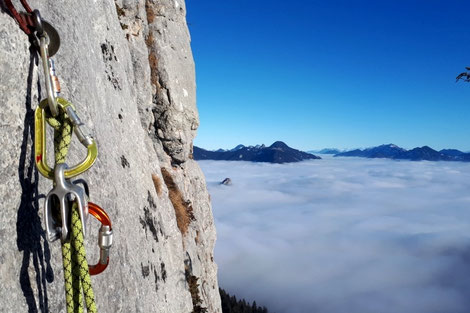 Hier lernst alle notwendigen Handgriffe und Sicherungstechniken um selbstständig in gut abgesicherten Mehrseillängenrouten zu klettern. Die Übernachtung auf der Tegernseer Hütte ist ein weiteres Schmankerl dieses Kletterkuses.