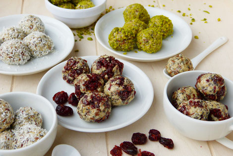 Verschiedene rohe Energiekugeln Rezepte auf natürlichgesundleben.info