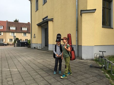 Mattes und Yannick vor der Hochfeldschule. Gleich geht die erste Stunde los.