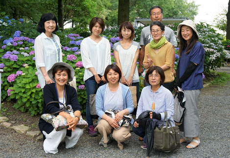 左前から、柴田さん、秋田さん、川邉さん、2列目左から葉井さん、阪上さん、西原さん、平田さん、河合さん、後ろに小林さん(男性)
