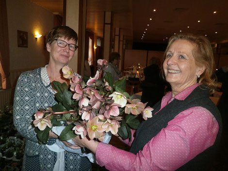 v.l. Staudengärtnerin Susanne Peters mit Dagmar Wagner, die eine wunderschöne Lenzrose bewundert